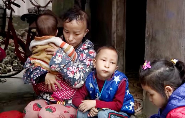 Cuộc sống của 4 mẹ con chị Na trong căn nhà rách nát