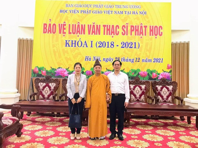 Hòa thượng Thích Thanh Quyết chụp ảnh lưu niệm cùng Bộ trưởng và phu nhân