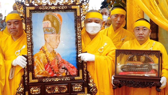 Môn đồ đệ tử cung thỉnh di ảnh, y bát cố Trưởng lão Hòa thượng