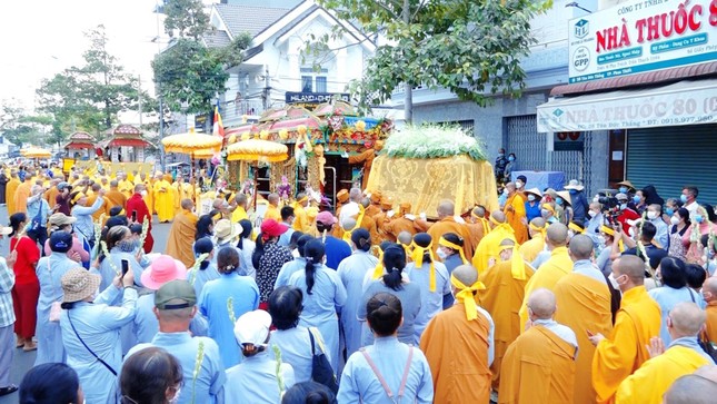 Đông đảo Tăng Ni, Phật tử phụng tiễn kim quan đến nơi cử hành lễ trà-tỳ