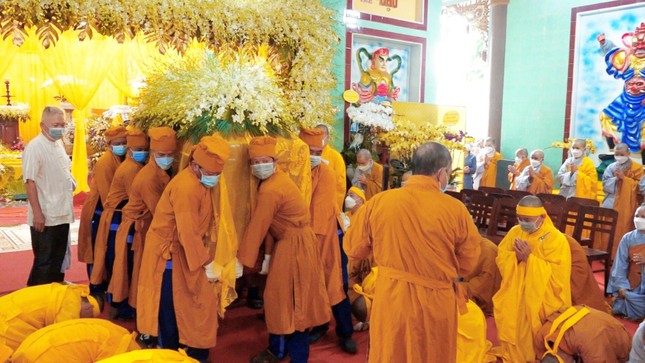 Di quan rời Giác linh đường chùa Phật Quang