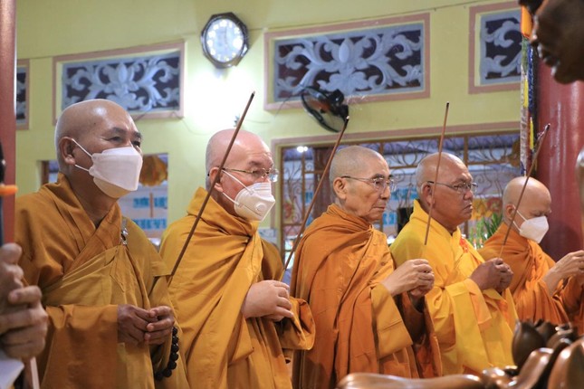 Chư tôn đức niêm hương bạch Phật