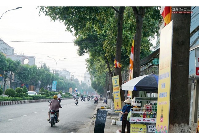 Đường Cách Mạng Tháng Tám rẽ vào bên trong hẻm 46 vào chùa Linh Quang, nơi diễn ra đại hội Đường Cách Mạng Tháng Tám rẽ vào bên trong hẻm 46 vào chùa Linh Quang, nơi diễn ra đại hội