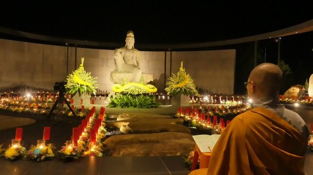 Lễ hoa đăng cầu nguyện quốc thái dân an Lễ hoa đăng cầu nguyện quốc thái dân an