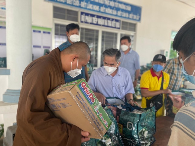 Hội Từ thiện chùa Tuờng Nguyên trao 200 phần quà đến bà con nghèo xã Tân Kiều - Ảnh: TN Hội Từ thiện chùa Tuờng Nguyên trao 200 phần quà đến bà con nghèo xã Tân Kiều - Ảnh: TN