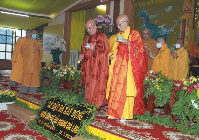 Thực hiện nghi thức tâm linh niêm hương, chú nguyện, gia trì, sái tịnh Thực hiện nghi thức tâm linh niêm hương, chú nguyện, gia trì, sái tịnh