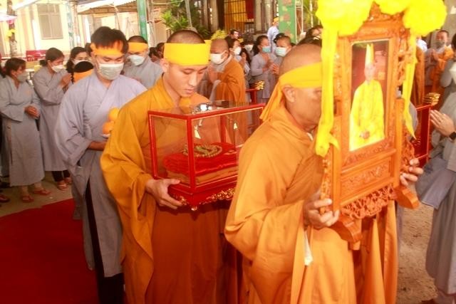 Môn đồ pháp quyến cung thỉnh di ảnh, bát hương, y bát Thượng tọa Môn đồ pháp quyến cung thỉnh di ảnh, bát hương, y bát Thượng tọa