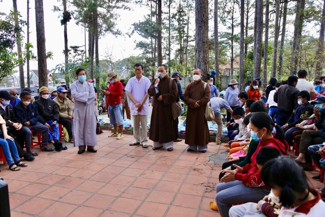 Thượng tọa Thích Thiện Thông động viên tbà con Phật tử địa phương Thượng tọa Thích Thiện Thông động viên tbà con Phật tử địa phương