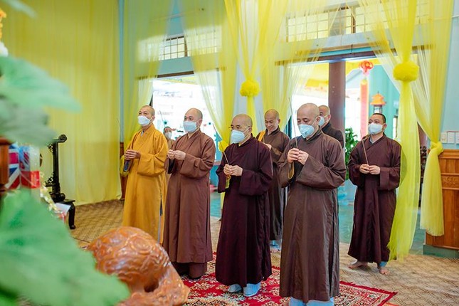 Đoàn thắp hương đảnh lễ cố Hòa thượng Thích Thiện Duyên, Phó Pháp chủ Hội đồng Chứng minh GHPGVN Đoàn thắp hương đảnh lễ cố Hòa thượng Thích Thiện Duyên, Phó Pháp chủ Hội đồng Chứng minh GHPGVN