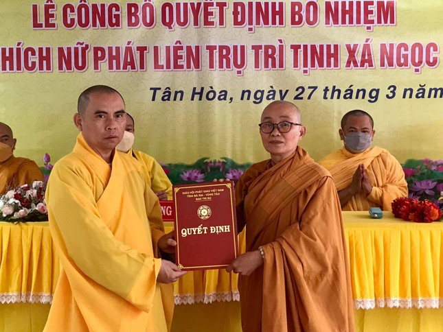 Thượng tọa Thích Nhuận Nghĩa trao quyết định bổ nhiệm trụ trì đến Ni sư Thích nữ Phát Liên Thượng tọa Thích Nhuận Nghĩa trao quyết định bổ nhiệm trụ trì đến Ni sư Thích nữ Phát Liên