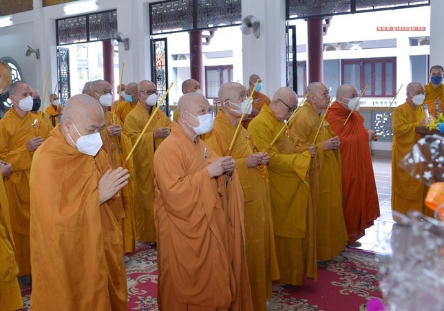 Chư tôn giáo phẩm Hội đồng Chứng minh, chư tôn đức Hội đồng Trị sự GHPGVN, các ban Viện Trung uơng, Ban Trị sự GHPGVN, cùng chư tôn đức môn đồ pháp quyến đã dâng nén tâm hương thành kính tưởng niệm