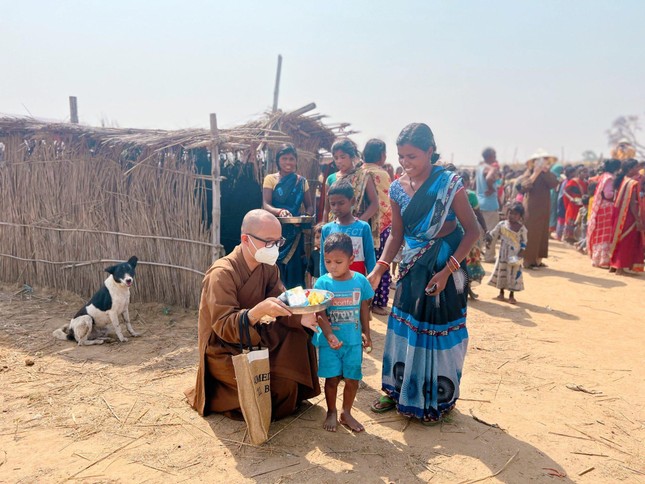 Trao quà đến trẻ em