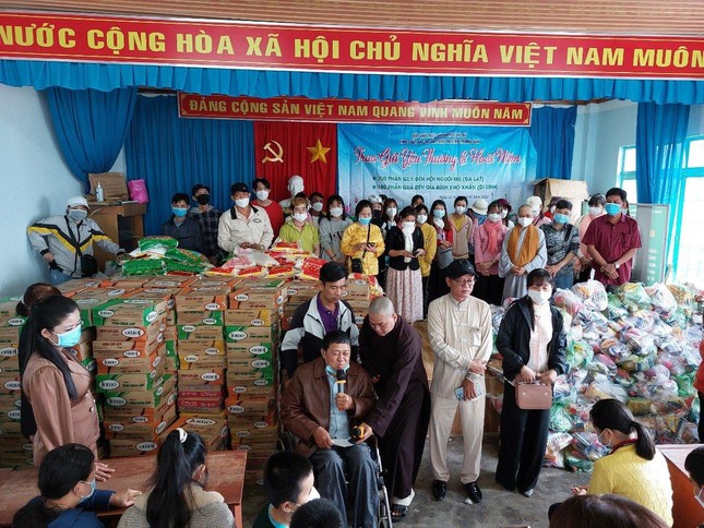 Chia sẻ với bà con khó khăn
