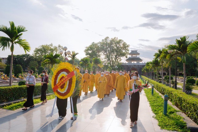 Trung ương Giáo hội đến đặt vòng hoa và thắp hương tại Nghĩa trang Liệt sĩ Điện Biên Phủ