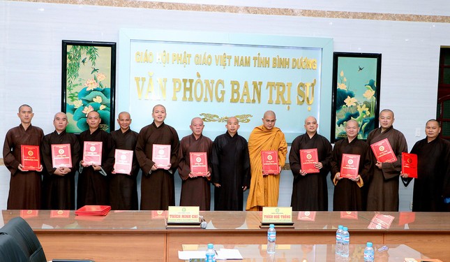 Thành viên Ban Nghi lễ nhận quyết định