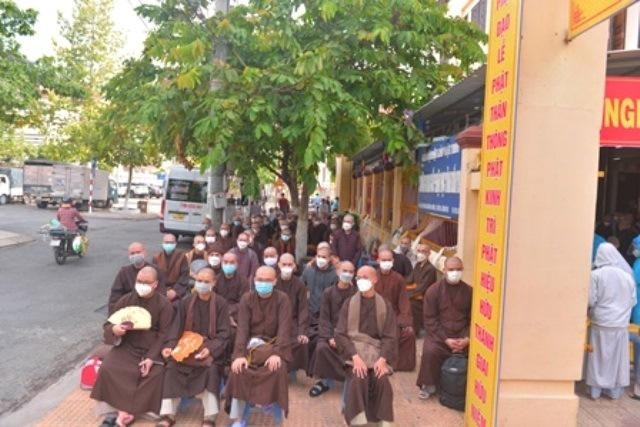 Giới tử Tăng chờ test tại giới đàn chùa Viên Minh