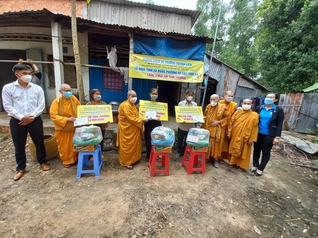 Đoàn cũng bàn giao 3 ngôi nhà tình thương và tặng quà đến các gia đình - Ảnh: Ni giới HPKH Đoàn cũng bàn giao 3 ngôi nhà tình thương và tặng quà đến các gia đình - Ảnh: Ni giới HPKH