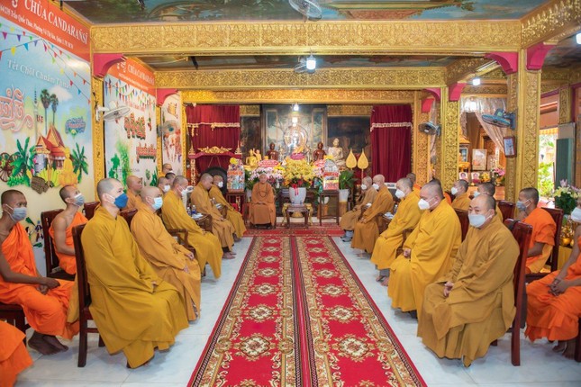 Chư tôn đức Hội đồng Trị sự, Văn phòng II Trung ương Giáo hội, Thường trực Ban Trị sự Phật giáo TP.HCM; Ban Trị sự Phật giáo quận 3 tại buổi chúc mừng Tết ChôL Chnăm Thmây