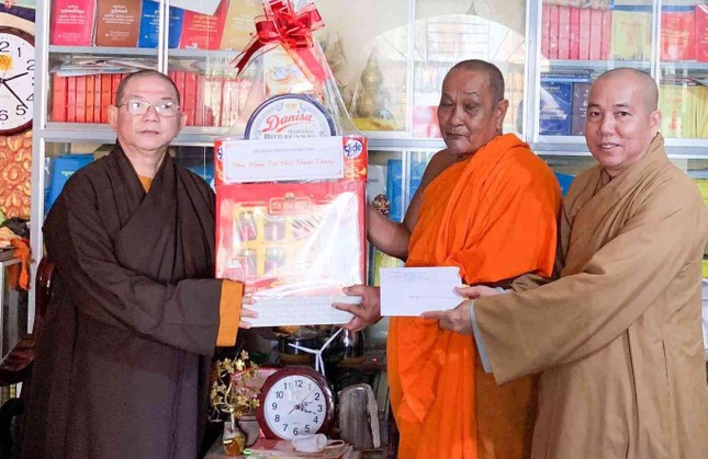 Trao quà chúc mừng Tết cổ truyền đến Hòa thượng Chứng minh Ban Trị sự tỉnh Trao quà chúc mừng Tết cổ truyền đến Hòa thượng Chứng minh Ban Trị sự tỉnh