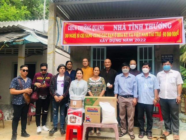 Bàn giao nhà, tặng quà đến hộ nghèo Bàn giao nhà, tặng quà đến hộ nghèo