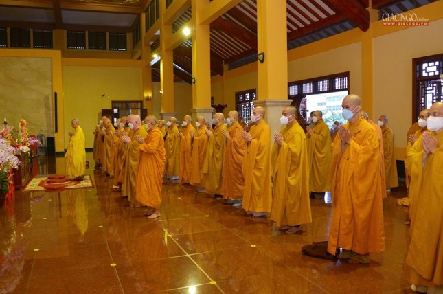 Chư tôn đức dâng nén tâm hương tưởng niệm Đại lão Hòa thượng Thích Từ Nhơn Chư tôn đức dâng nén tâm hương tưởng niệm Đại lão Hòa thượng Thích Từ Nhơn