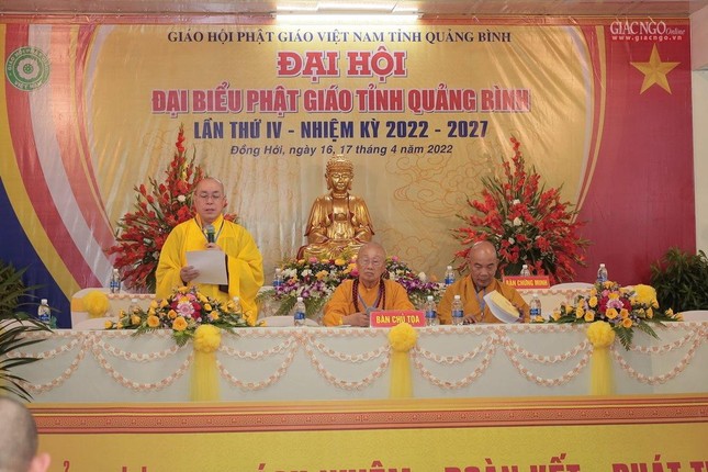 Thượng tọa Thích Đạt Đức đại diện Ban Tổ chức cung thỉnh chư tôn đức Ban Chứng minh, Chủ tọa đoàn, Ban Kiểm soát, Ban Thư ký đại hội