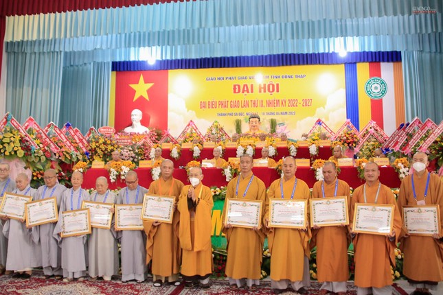 Chư tôn đức nhận Bằng tuyên dương công đức của GHPGVN Chư tôn đức nhận Bằng tuyên dương công đức của GHPGVN