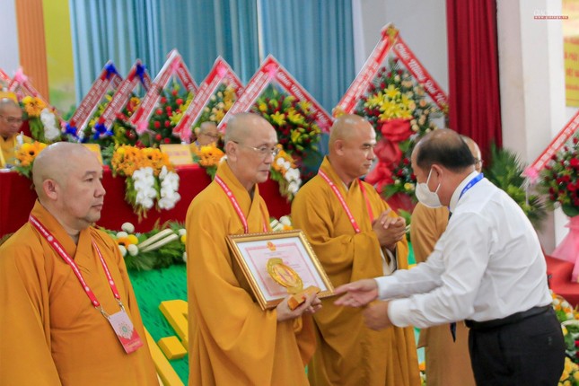 Ông Đoàn Tấn Bửu tặng bằng khen và kỷ niệm chương của UBND tỉnh Ông Đoàn Tấn Bửu tặng bằng khen và kỷ niệm chương của UBND tỉnh