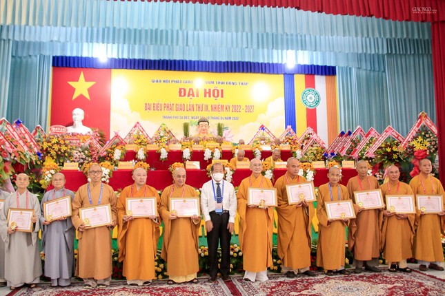 Ông Lê Thành Công tặng Giấy khen của UBMTTQVN tỉnh Ông Lê Thành Công tặng Giấy khen của UBMTTQVN tỉnh