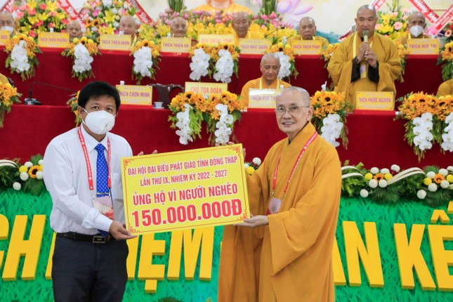 Hòa thượng Thích Chơn Minh trao bảng ủng hộ Quỹ "Vì người nghèo" Hòa thượng Thích Chơn Minh trao bảng ủng hộ Quỹ "Vì người nghèo"