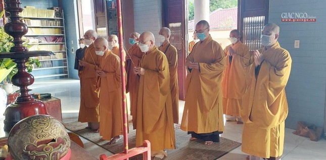 Chư tôn đức niêm hương lịch đại Tổ sư tại Tổ đường chùa Sùng Ân Chư tôn đức niêm hương lịch đại Tổ sư tại Tổ đường chùa Sùng Ân