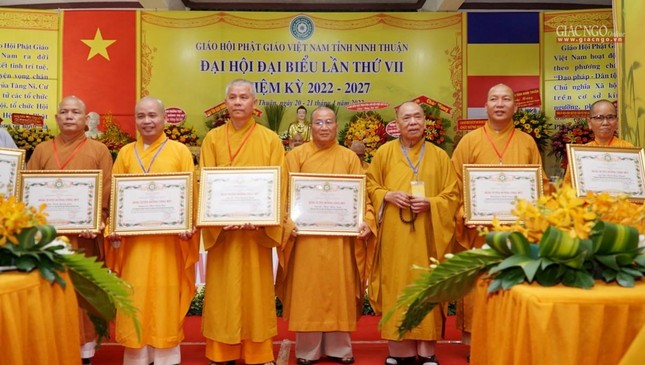 Chư tôn đức Ban Trị sự GHPGVN tỉnh Ninh Thuận nhận Bằng tuyên dương công đức của GHPGVN