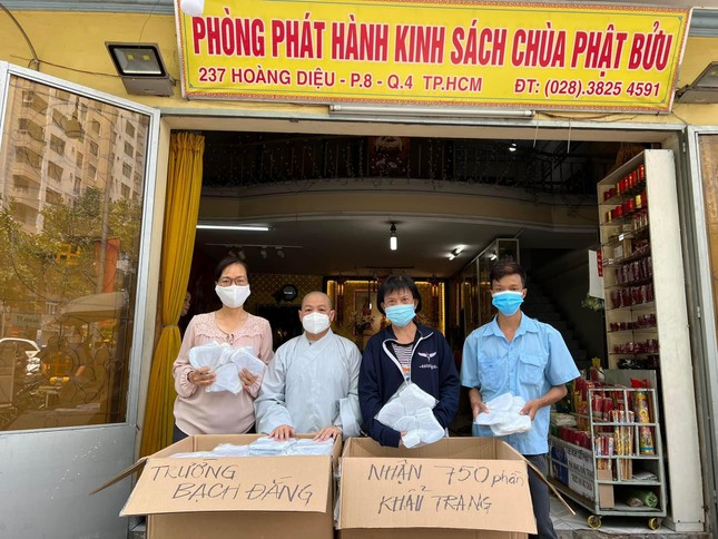 6.000 khẩu trang được tặng đến 7 trường học tại quận 4 - Ảnh: P.B