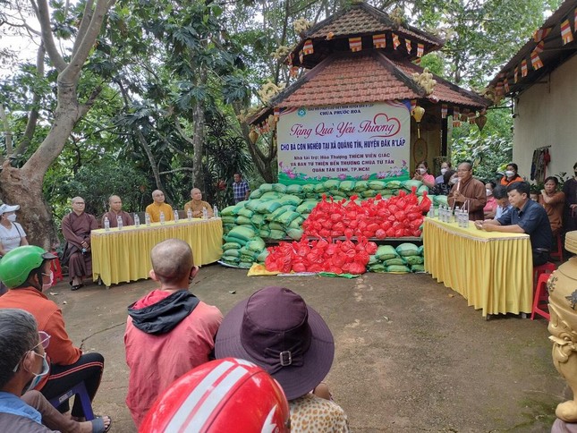 Trao tặng 150 phần quà đến bà con nghèo xã Quảng Tín, huyện Đắk R'Lấp Trao tặng 150 phần quà đến bà con nghèo xã Quảng Tín, huyện Đắk R'Lấp