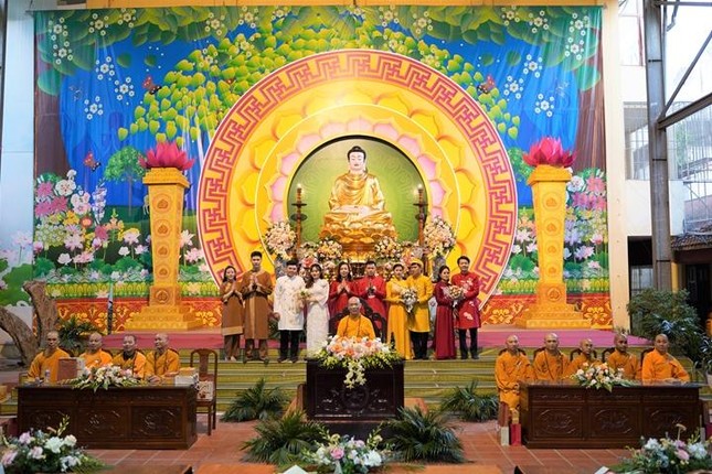 5 đôi bạn trẻ chụp ảnh lưu niệm cùng chư tôn đức 5 đôi bạn trẻ chụp ảnh lưu niệm cùng chư tôn đức