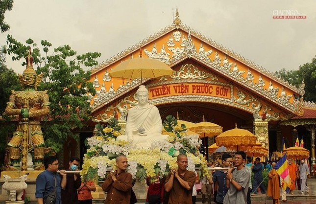 Cung rước tôn tượng Đức Phật trong khuôn viên thiền viện Cung rước tôn tượng Đức Phật trong khuôn viên thiền viện