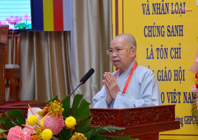 Đại diện Phân ban Ni giới trình bày tham luận Đại diện Phân ban Ni giới trình bày tham luận