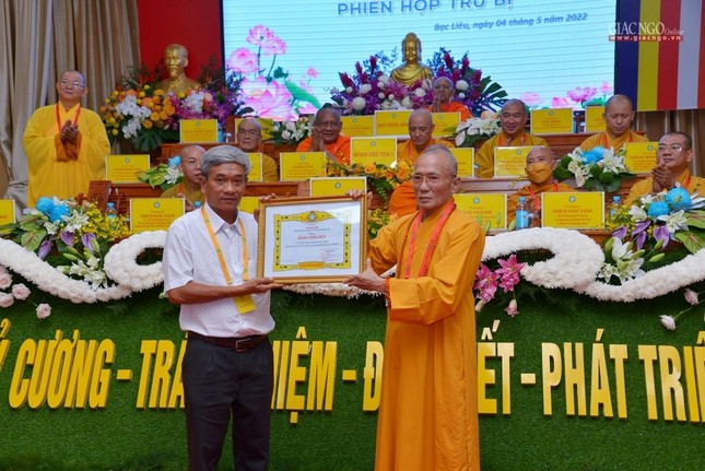 Hòa thượng Thích Huệ Trí trao Bằng công đức đến đơn vị thi công Trường Trung cấp Phật học tỉnh Hòa thượng Thích Huệ Trí trao Bằng công đức đến đơn vị thi công Trường Trung cấp Phật học tỉnh