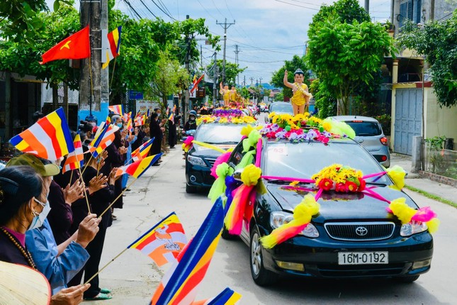 Phật tử hân hoan đón mừng đoàn diễu hành xe hoa Kính mừng Phật đản về trên phố