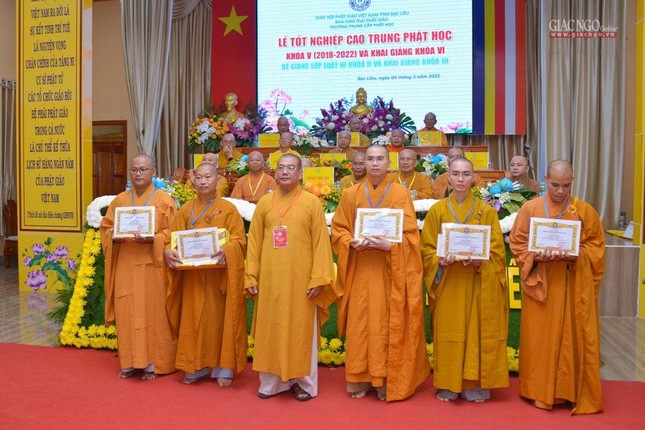 Thượng tọa Thích Phước Chí trao Bằng khen đến Tăng sinh Thượng tọa Thích Phước Chí trao Bằng khen đến Tăng sinh