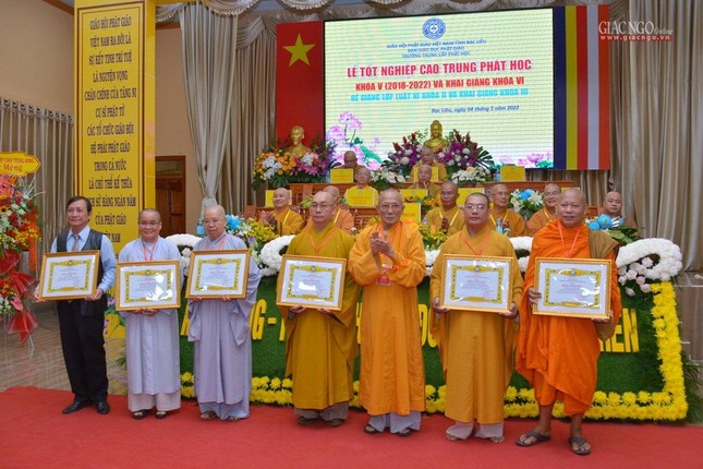 Hòa thượng Thích Huệ Trí trao bằng khen đến chư tôn đức Giáo thọ Hòa thượng Thích Huệ Trí trao bằng khen đến chư tôn đức Giáo thọ