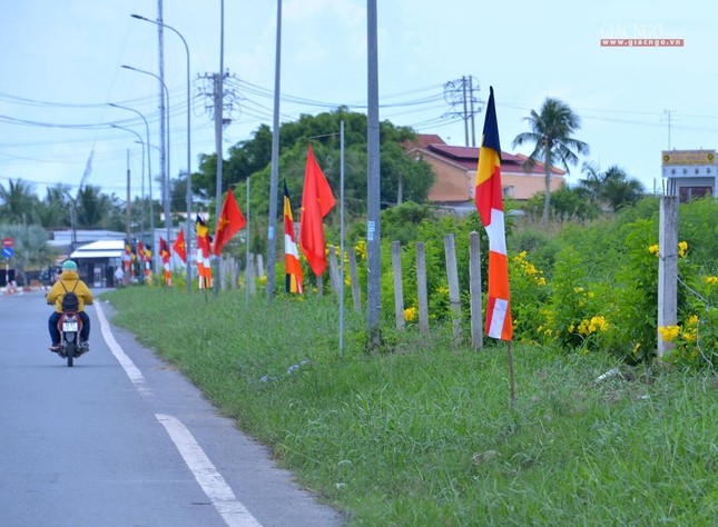 Cờ Tổ quốc, cờ Phật giáo được Ban Tổ chức thiết trí nhằm chào mừng 200 đại biểu chính thức đến tham dự đại hội Cờ Tổ quốc, cờ Phật giáo được Ban Tổ chức thiết trí nhằm chào mừng 200 đại biểu chính thức đến tham dự đại hội