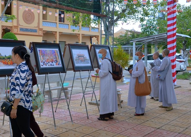 Chư Ni, Phật tử đại biểu về tham dự đại hội thưởng lãm hình ảnh triển lãm trong khuôn khổ đại hội Chư Ni, Phật tử đại biểu về tham dự đại hội thưởng lãm hình ảnh triển lãm trong khuôn khổ đại hội