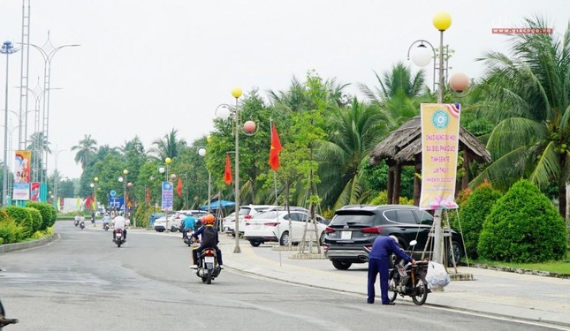 Dọc các con đường thiết trí nhiều pano chào mừng Dọc các con đường thiết trí nhiều pano chào mừng