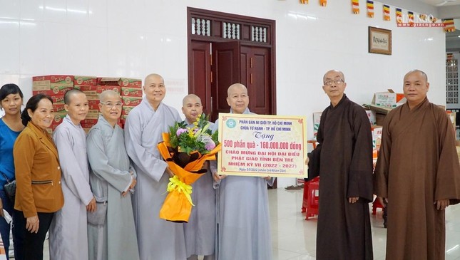 Chư Ni Phân ban Ni giới TP.HCM, chùa Đại Hạnh cúng dường 500 phần quà chào mừng đại hội