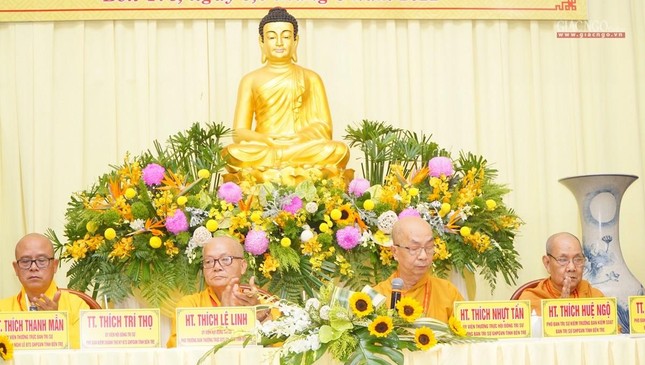 Chư tôn đức chủ tọa phiên trù bị đại hội diễn ra tại hội trường chùa Viên Minh