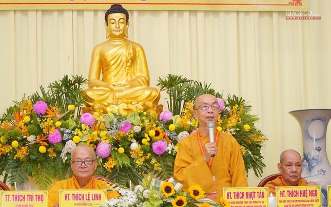 Hòa thượng Thích Nhựt Tấn lấy ý kiến biểu quyết của đại biểu thông qua nhân sự dự kiến