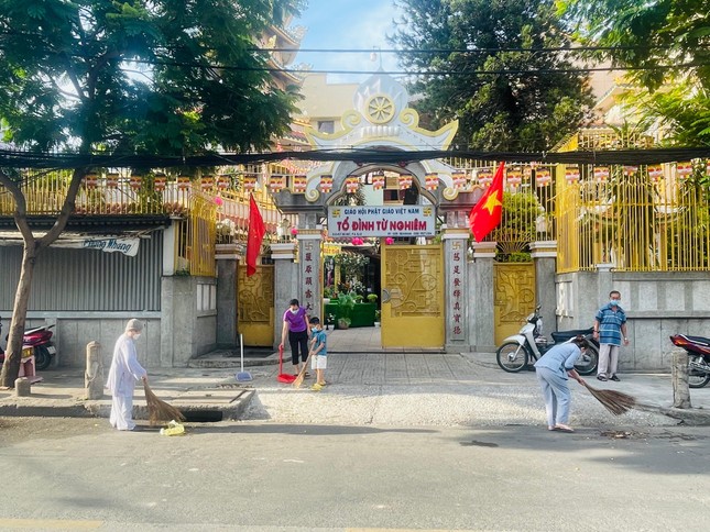 Chùa thiết trí nhiều cờ, hoa trang hoàng đón mừng Phật đản Chùa thiết trí nhiều cờ, hoa trang hoàng đón mừng Phật đản