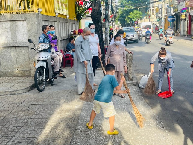 Chư Ni, Phật tử chùa Từ Nghiêm tham gia dọn vệ sinh đường phố Chư Ni, Phật tử chùa Từ Nghiêm tham gia dọn vệ sinh đường phố