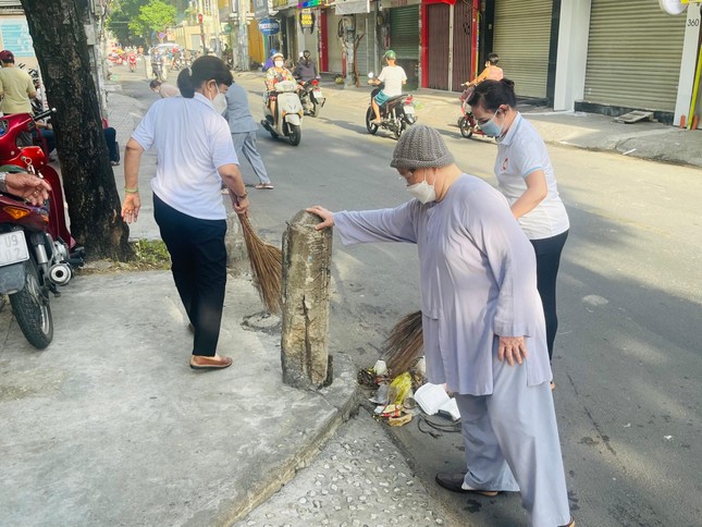 Làm sạch môi trường xung quanh chùa Từ Nghiêm Làm sạch môi trường xung quanh chùa Từ Nghiêm